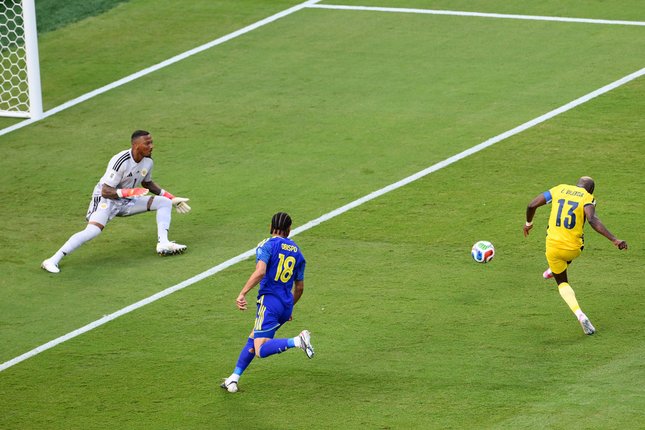Kiper Curacao Tampil Gemilang